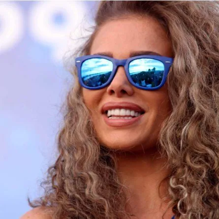 نيكول تلهب الساحل الشمالي رغم برودة الجو