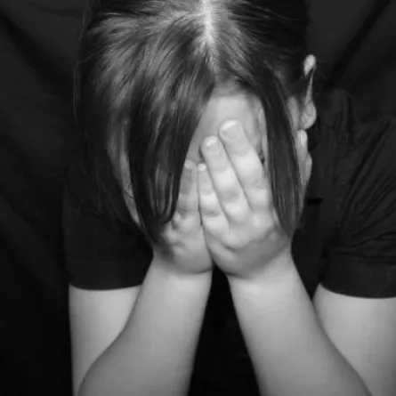 جزائري يضرب زوجته ويكسر جمجمة إبنته