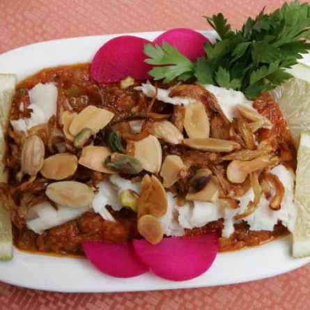 سمكة حرّة بالخضر من المطبخ اللبناني