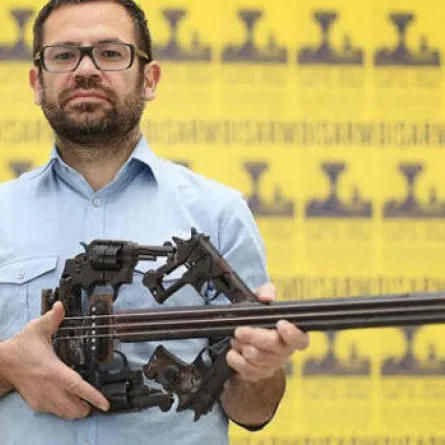 أسلحة حروب تتحول الى آلات موسيقية