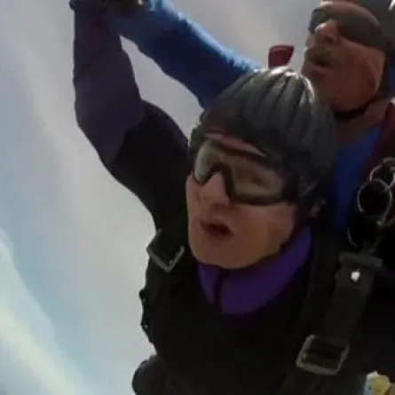 أمريكيّة تحتفل بعيدها الـ 90 عبر القفز بالمظلة