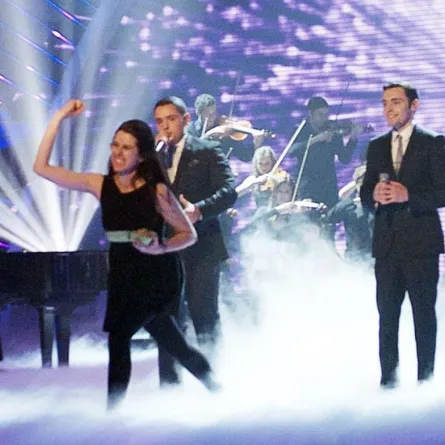 امرأة ترشق Simon Cowell بالبيض في برنامج Britain's Got Talent