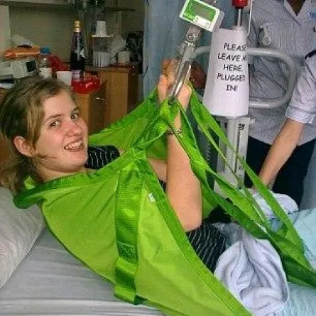 شابَّة علقت في لعبة فأصيبت بالشلل