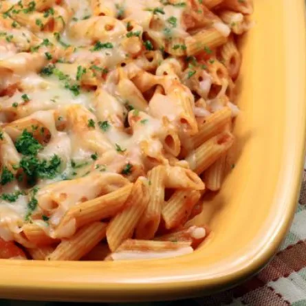 المعكرونة مع "الموزاريلا" بالفرن لإرضاء عائلتكِ