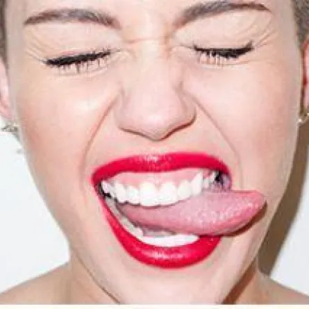 شاب يتحول ليشبه مايلي سايرس