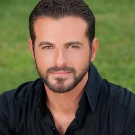 يوسف الخال فخور باستفتاء "سيدتي" ويعترف بأنه يبدل حفاضات ابنته بنفسه