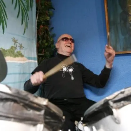 رحيل نجم موسيقى الروك إيد كاسيدي