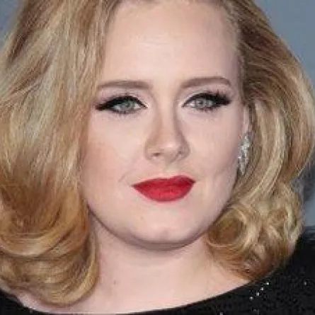 طفل أديل يغرم والدته بـ 1600 دولار