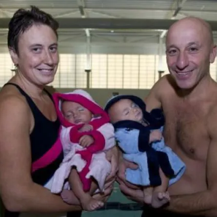 توأمان في شهرهما التاسع يسبحان لمسافة 25 متراً