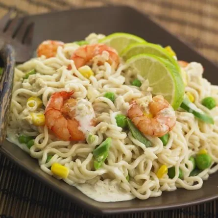 الروبيان بالكاري مع النودلز لغداء اليوم