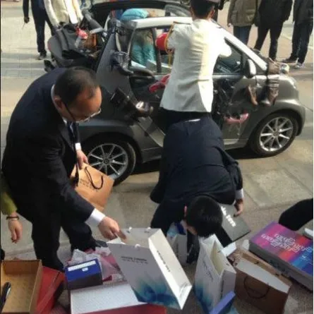 سيدة تعلق الأحذية على سيارتها!