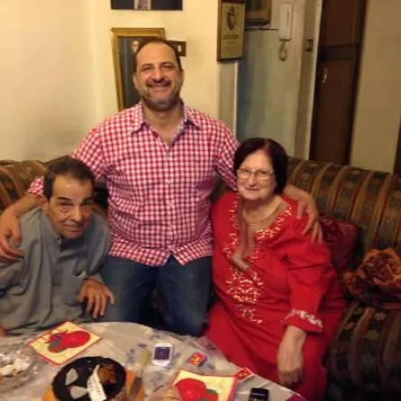 خالد الصاوي عايد والده بعامه الـ 77