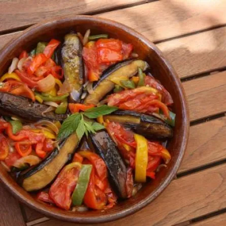 الباذنجان مع الطماطم والفلفل الملوّن