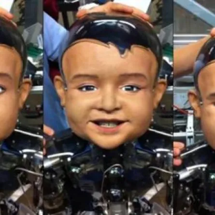 روبوت طفل يشعر بأحاسيس الآخرين