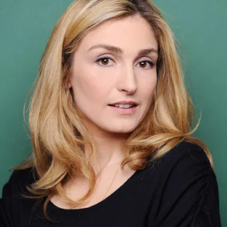 الممثلة Julie Gayet تعيش قصة حب سريّة مع الرئيس الفرنسي