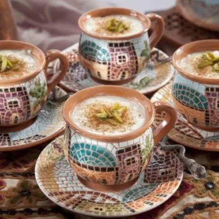 قدّمي الأرز بالحليب مع الفستق والقرفة