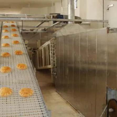 سيدات سعوديات يطالبن بتأنيث المخابز!