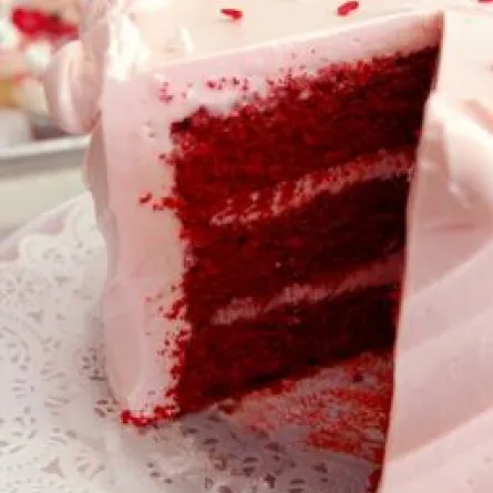 الكعكة المخملية الحمراء