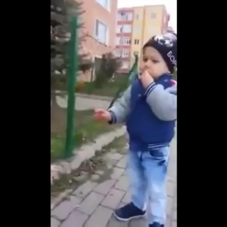 مقطع مؤثر لطفلة روسية تحفّظ شقيقها سورة الفاتحة