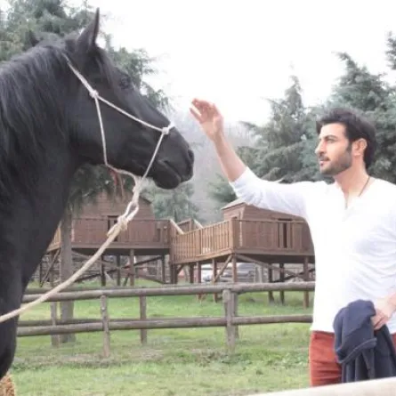 سرُّ مغامرة المهندس بين ركوب الخيل والهليوكوبتر