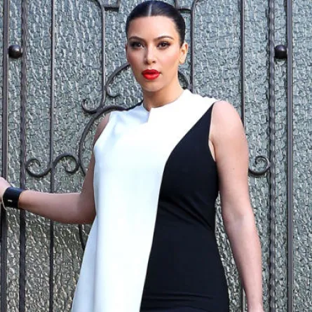 كيم وشقيقتها كورتني تصممان ملابس الحمل