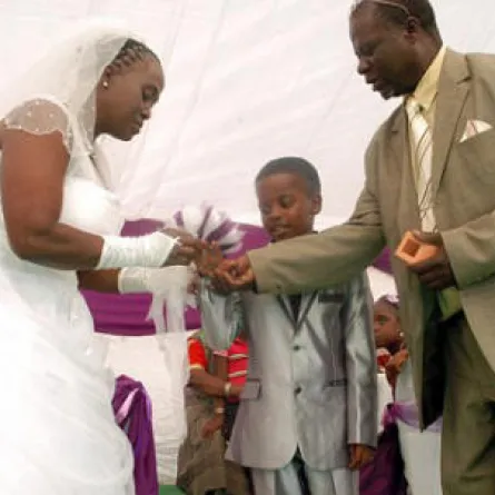 صبي في الثامنة يتزوج ستينية ليرضي الأجداد