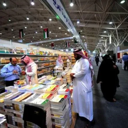 كتاب يروجون لكتبهم في معرض الرياض عبر «تويتر»