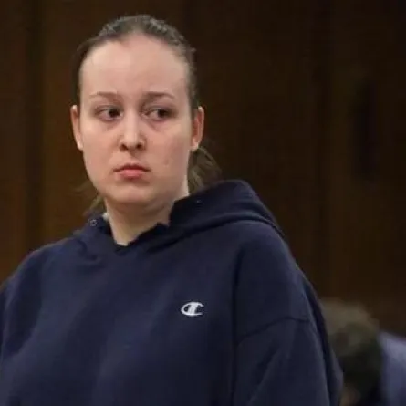 أم تضرب ابنتها بوحشيَّة بسبب وضعها الهاتف داخل المايكروويف