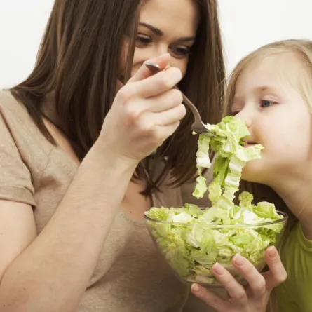 سبعة أخطاء يمكنكِ تجنبها عند إطعام طفلك!