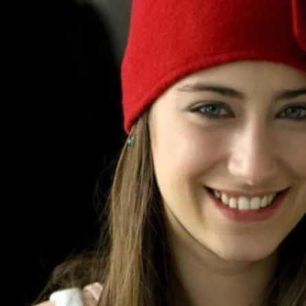 من النجمة التركية التي اختارت القبّعة الأجمل؟