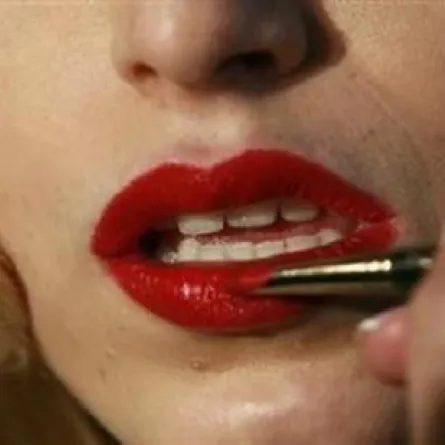 أحمر الشفاه يعود إلى الطيران التركي بعد جدل