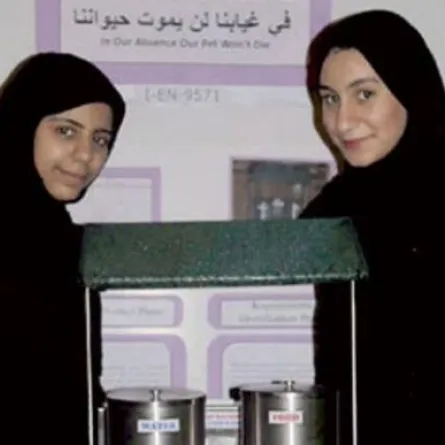 بسبب موت قطة.. طالبتان في الدمام تبتكران جهازًا لإطعام الحيوانات