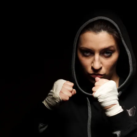 إماراتية.. تضرب والديها وتشتكي!