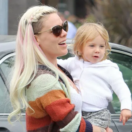 Pink تعلن أنّ يونيو/حزيران شهر الجنون وتطلّ بتسريحة جديدة