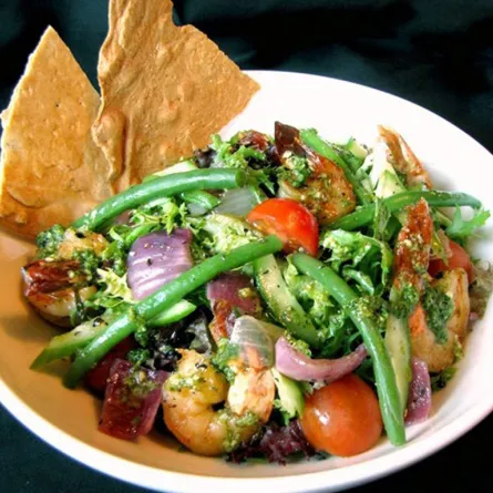 سلطة الروبيان مع الخضر الطازجة