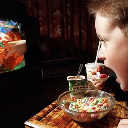 الإفراط في مشاهدة التلفاز يعرض الطفل للتنمر