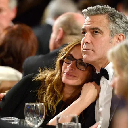  Roberts في أحضان Clooney وحافية القدمين على مسرح BAFTA