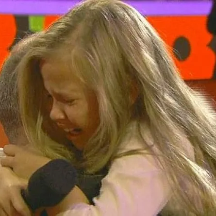 الملكة Elizabeth تجمع طفلة بوالدها على المسرح