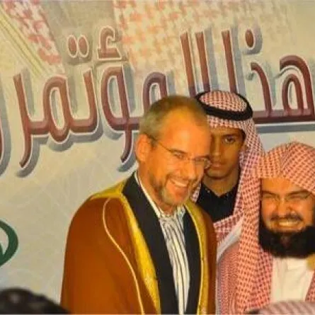 السديس يهدي عباءته لمنتج الفيلم المسيء للنبي عقب إسلامه