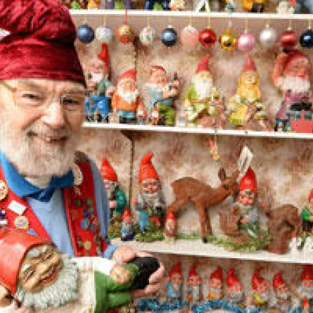 رجل سبعيني يحول منزله إلى متحف للأقزام السبعة