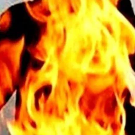 شاب يضرم النار بجسده ويقفز من جبل ليثبت "رجولته"!