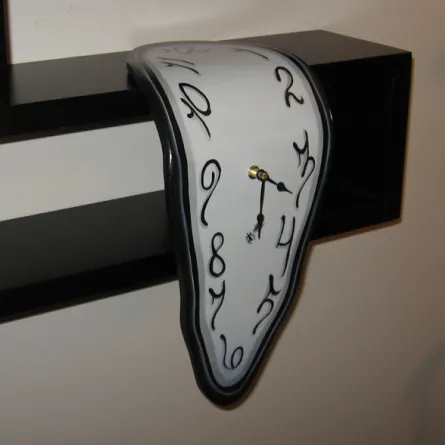 8 ساعات غريبة لحائط منزلك