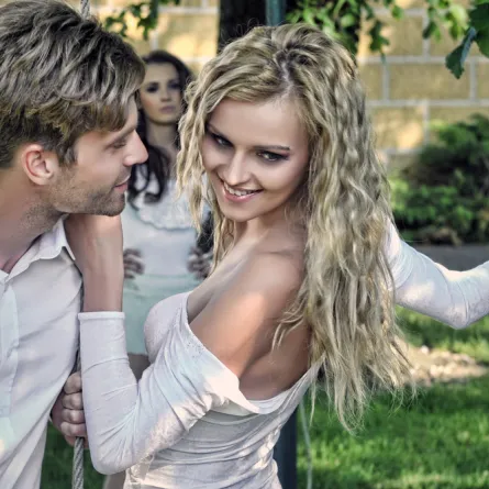 في دبي.. شاب يخون زوجته مع شقيقتها