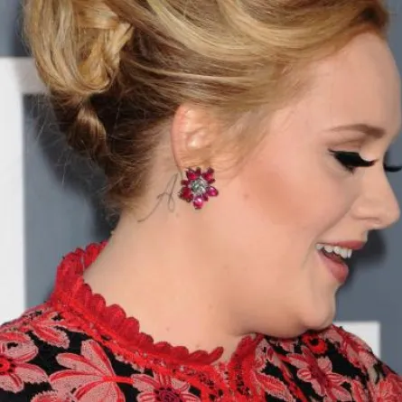 إلى ماذا يرمز حرف الألف في وشم أديل؟