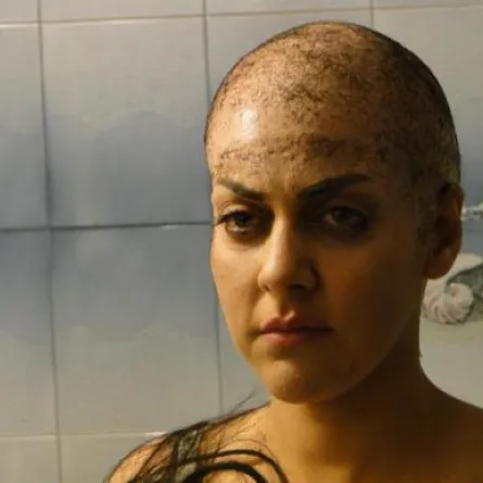 بالصور: ممثلة سورية تحلق كامل شعرها