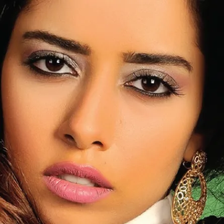 بلقيس تفسخ خطوبتها من هزازي والسبب "عباية"!