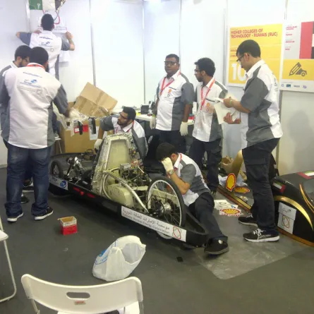 فريق الإمارات بالمركزين الثالث والرابع في سباق سيارات مانيلا