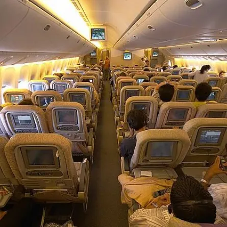 طائرة تهبط اضطرارياً لتحرُّش امرأة بأحد الركاب!