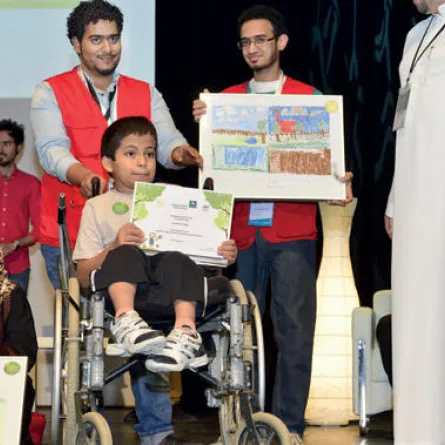 طفل معاق يتفوق على 10 آلاف طفل طبيعي بالرسم