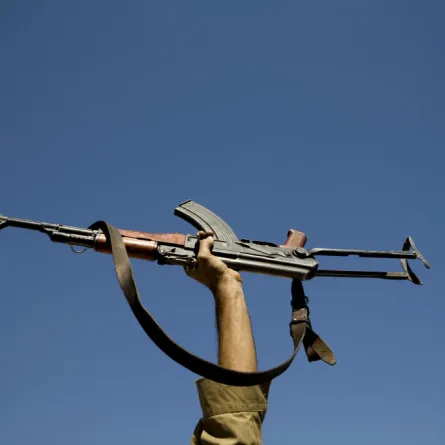 مريض يطلب "العلاج" بـ "كلاشنكوف"